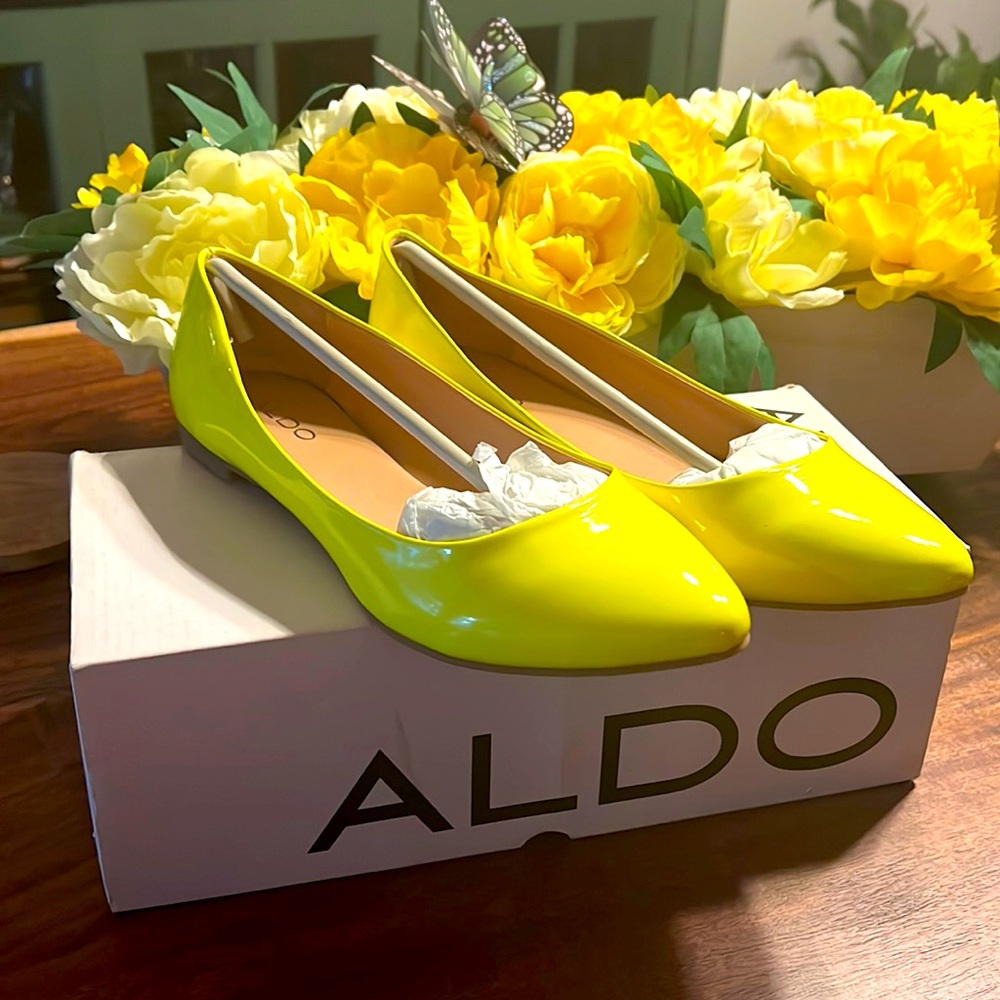 Aldo Hilser Neón yellow flats.